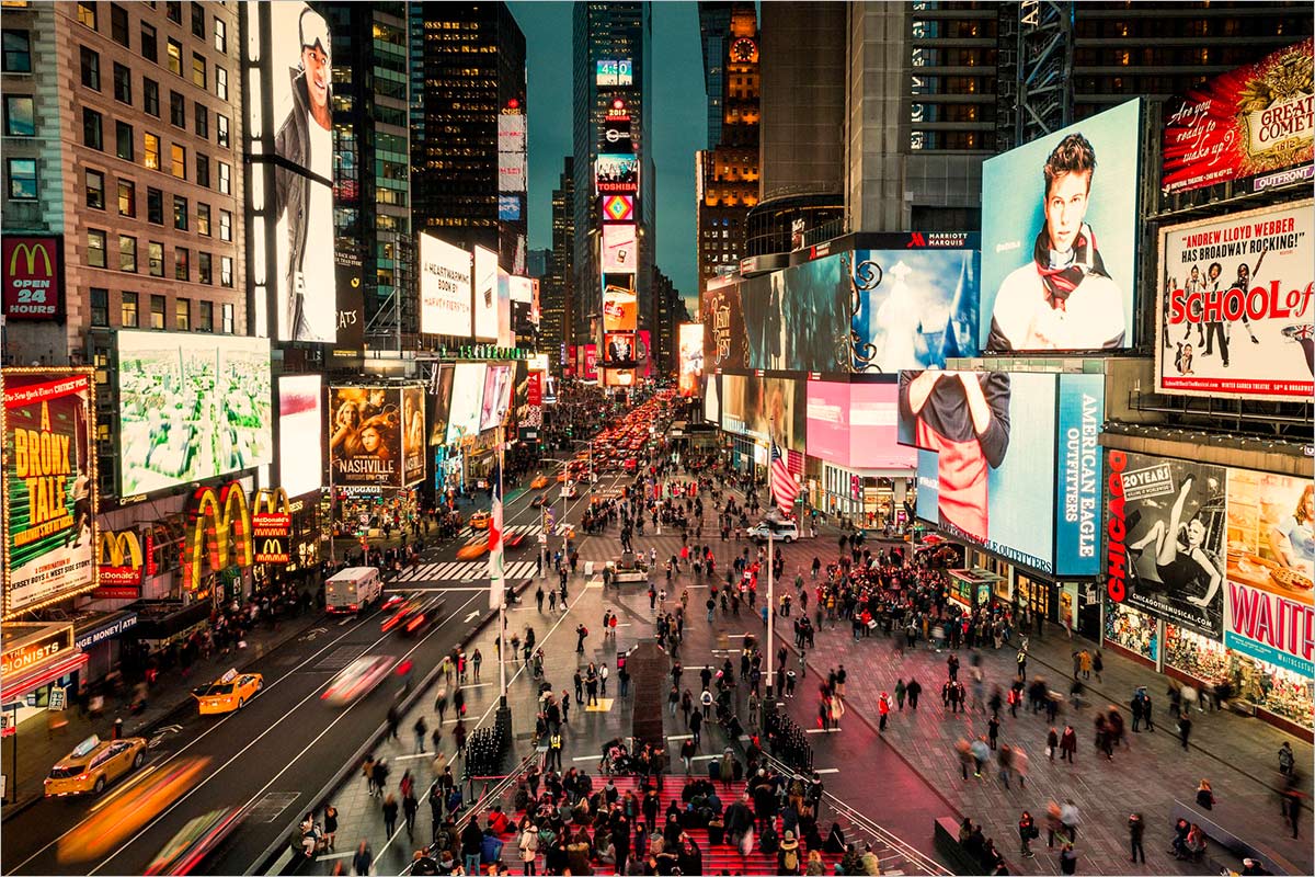 Bild von Werbeflächen in New York als Sinnbild für das Thema Öffentlichkeitsarbeit und PR der Unternehmensberatung für München