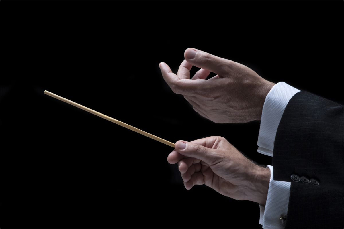 Bild eines Dirigenten als Sinnbild für die Orchestrierung aller Kommunikationsmaßnahmen durch die Unternehmensberatung in München veranschaulicht.